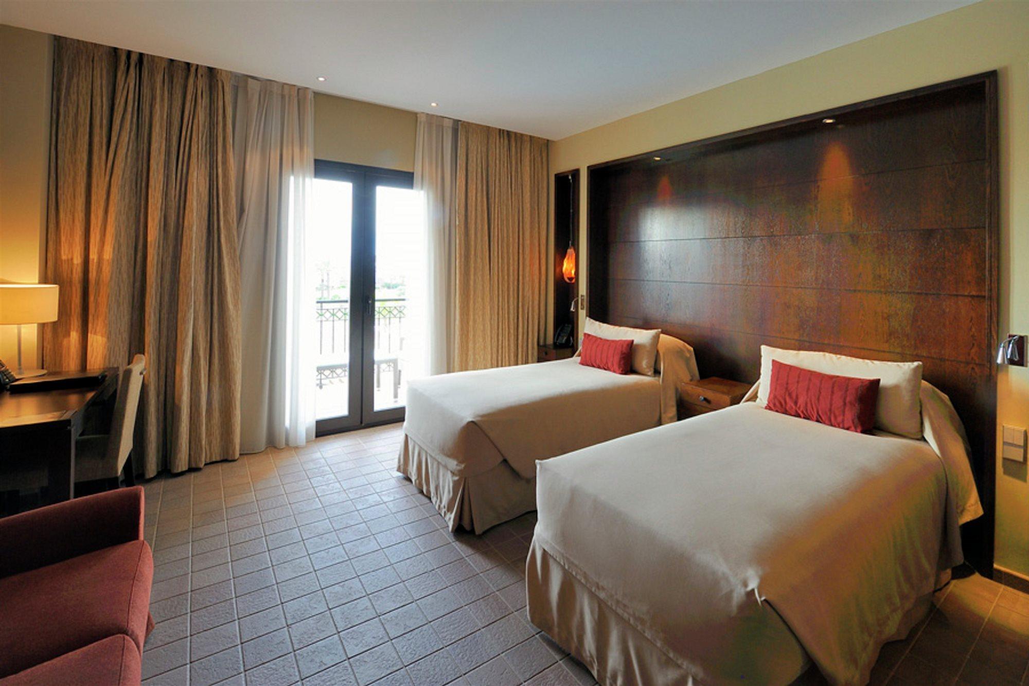 Doubletree By Hilton La Torre Golf Resort Рольдан Экстерьер фото Deluxe room