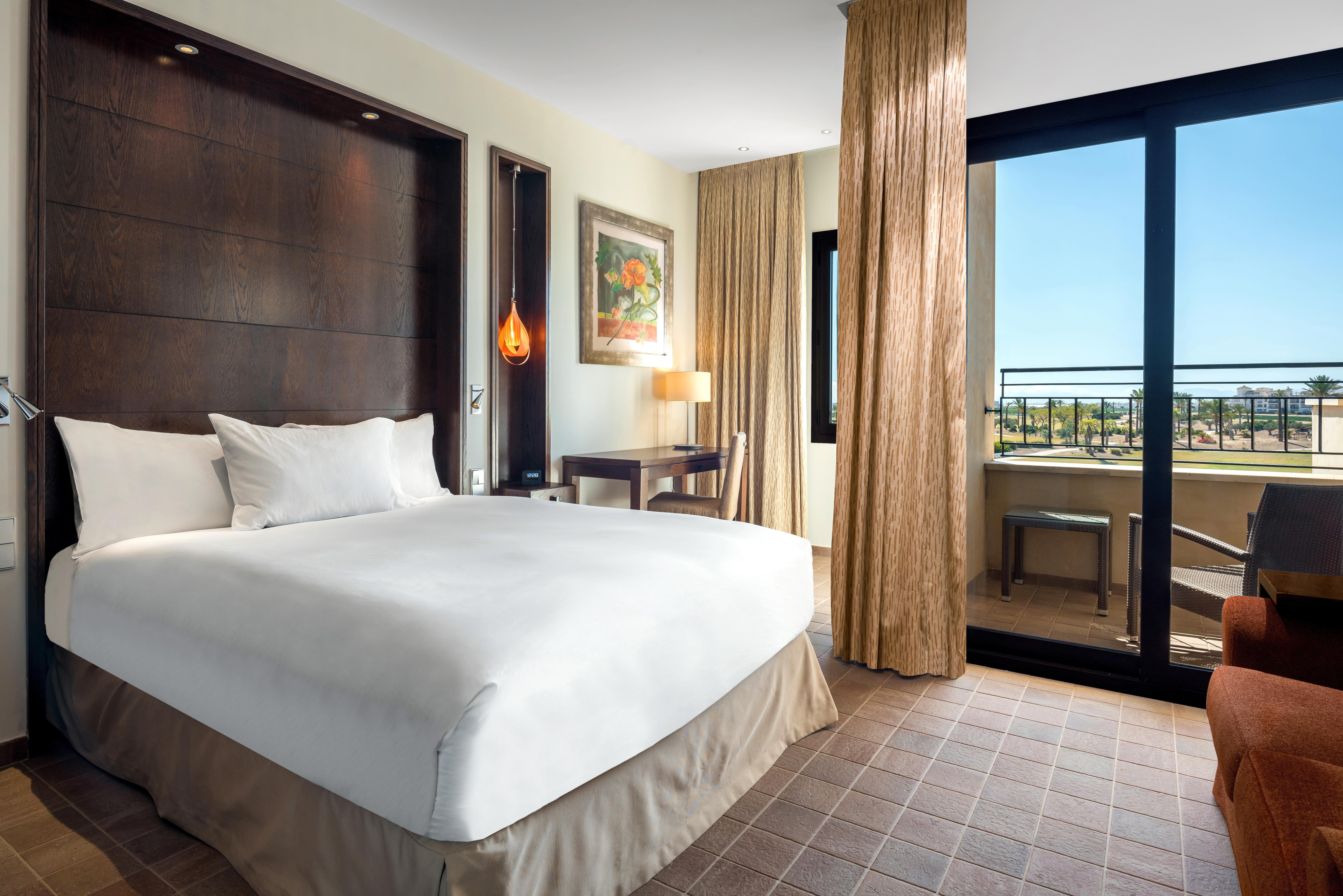 Doubletree By Hilton La Torre Golf Resort Рольдан Экстерьер фото A bedroom at the Hilton San Diego Bayfront