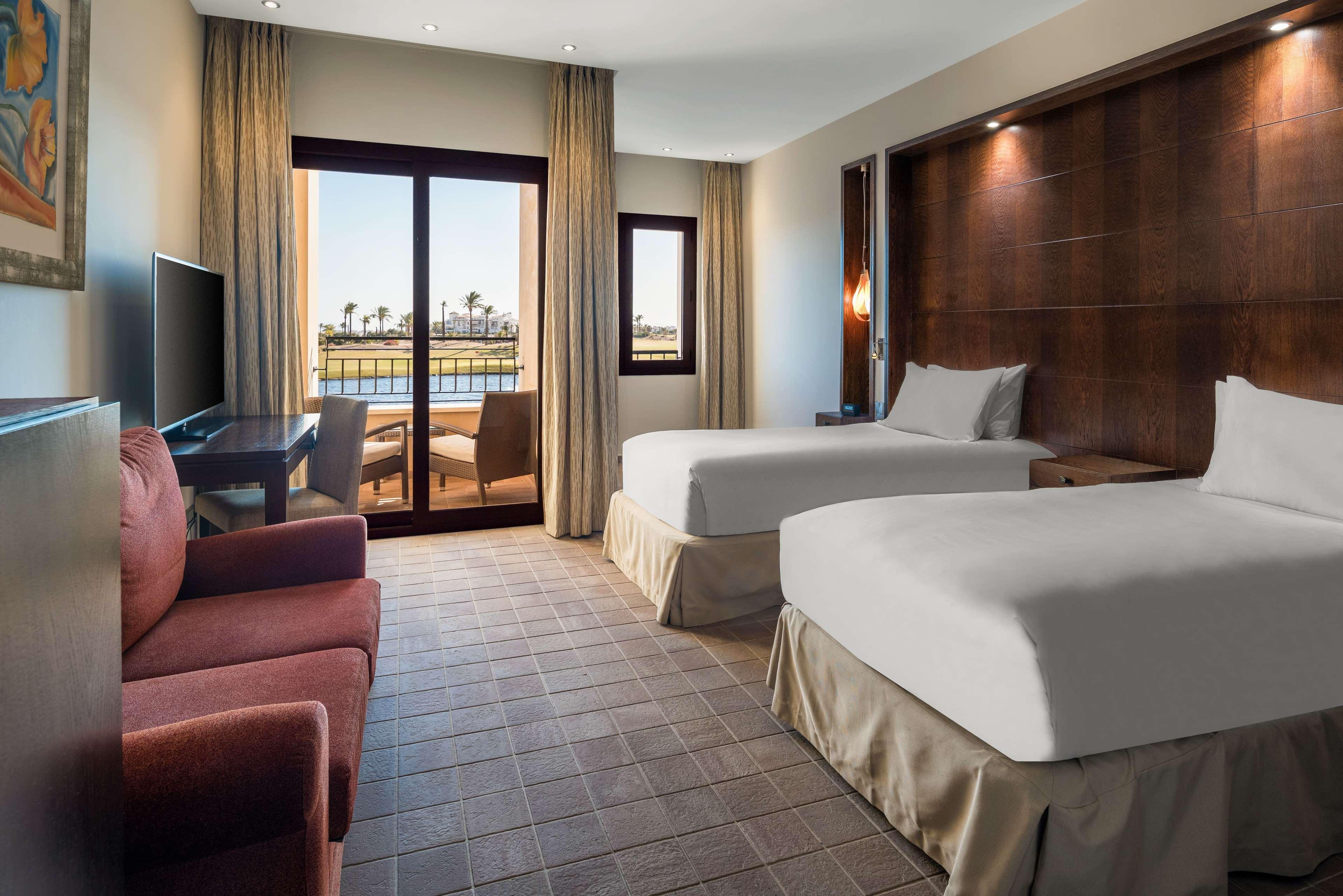Doubletree By Hilton La Torre Golf Resort Рольдан Экстерьер фото A guest room at the Hilton San Diego Bayfront