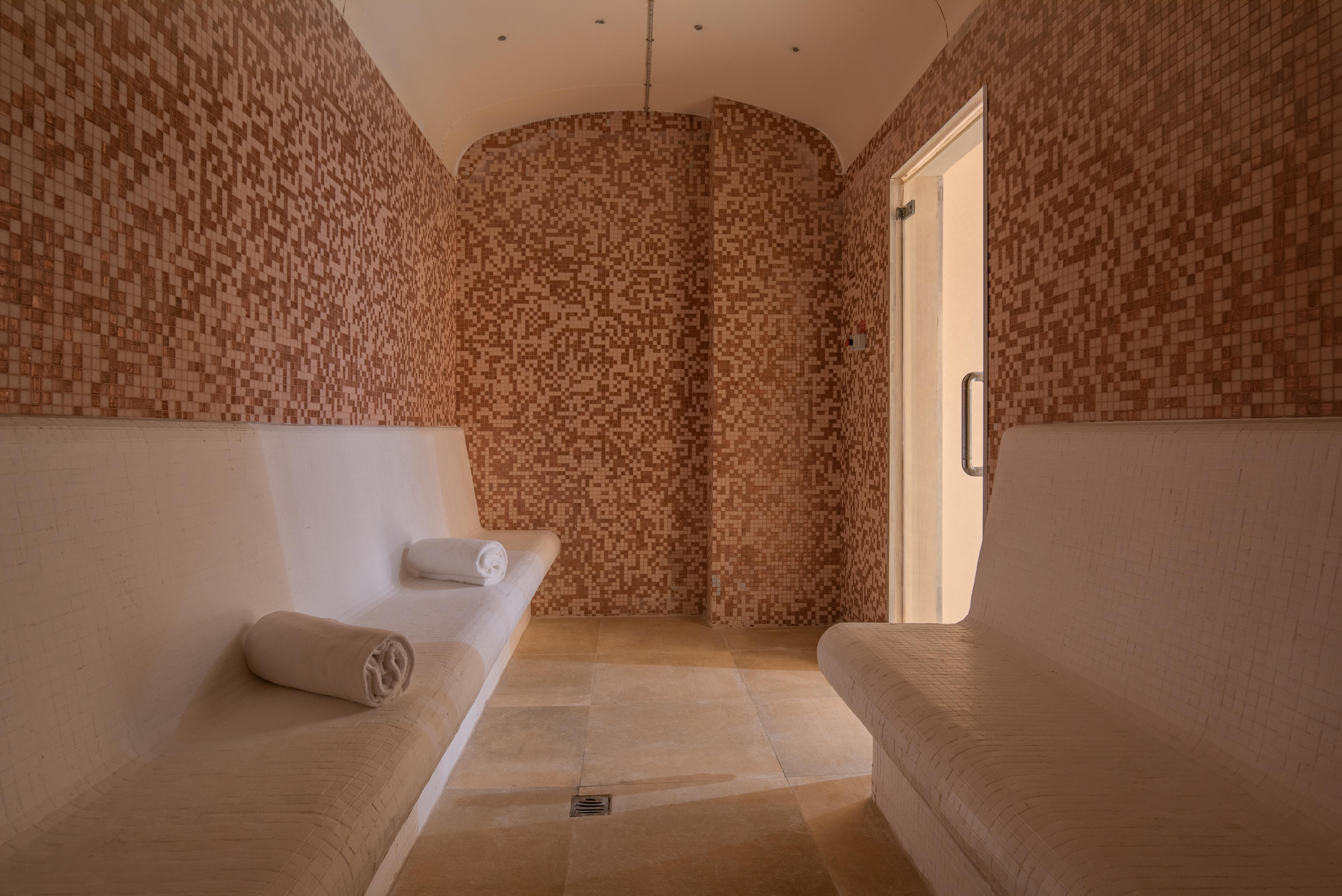 Doubletree By Hilton La Torre Golf Resort Рольдан Экстерьер фото A hammam in a spa