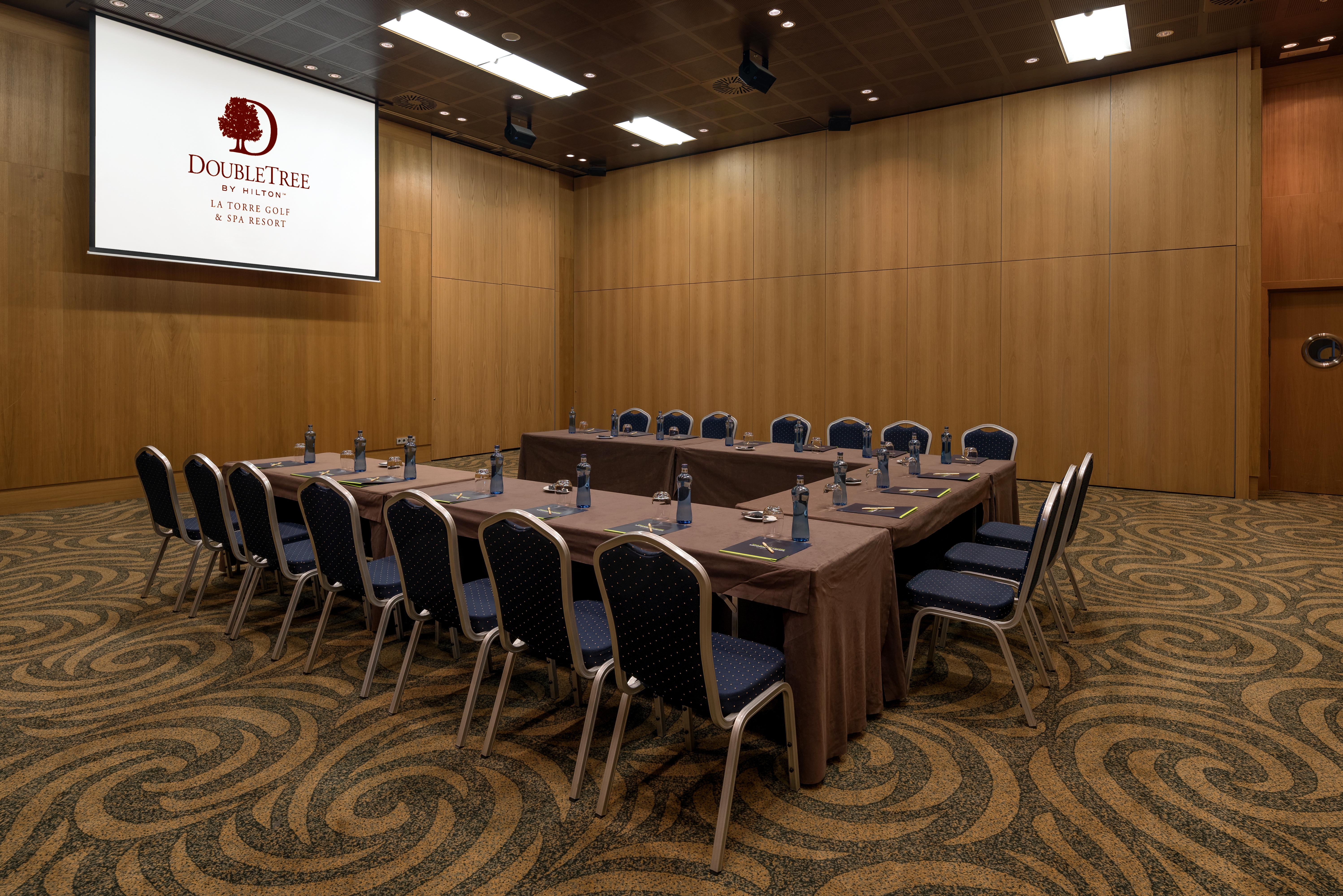 Doubletree By Hilton La Torre Golf Resort Рольдан Экстерьер фото A meeting room at a hotel