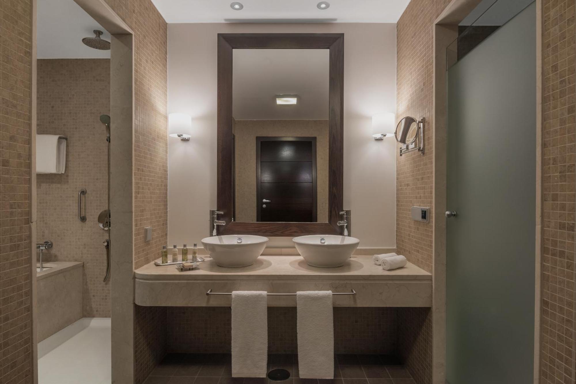 Doubletree By Hilton La Torre Golf Resort Рольдан Экстерьер фото Bathroom