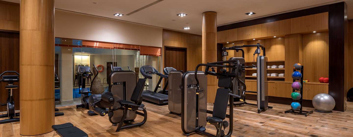Doubletree By Hilton La Torre Golf Resort Рольдан Экстерьер фото The gym at the hotel