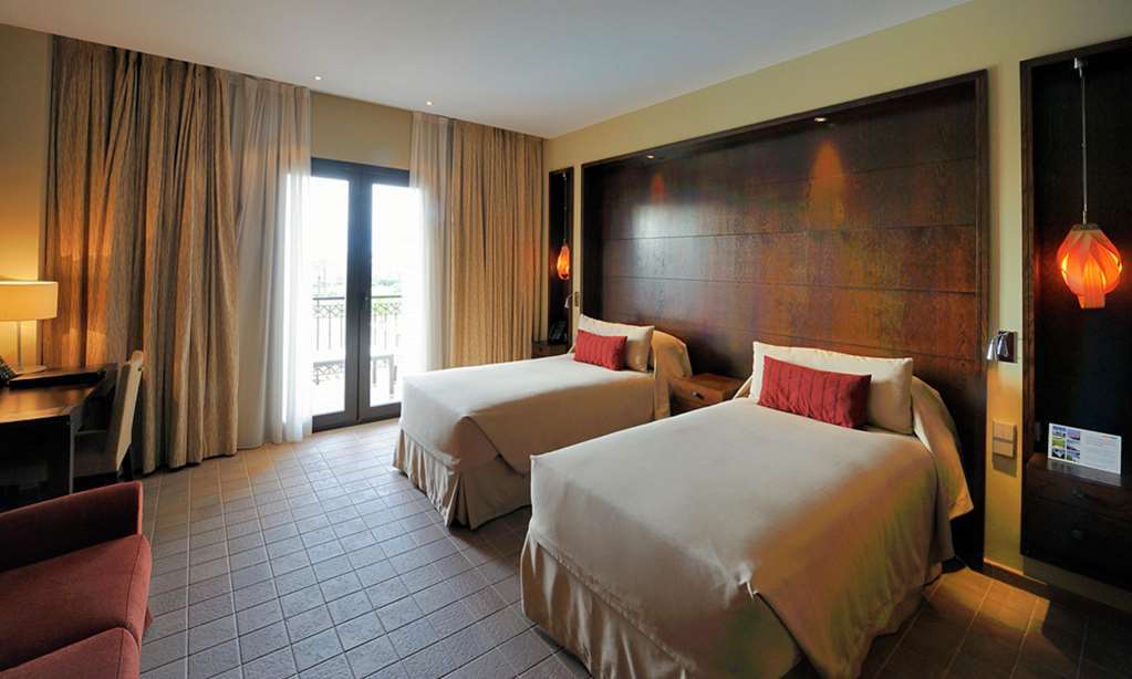 Doubletree By Hilton La Torre Golf Resort Рольдан Номер фото A typical room at the hotel